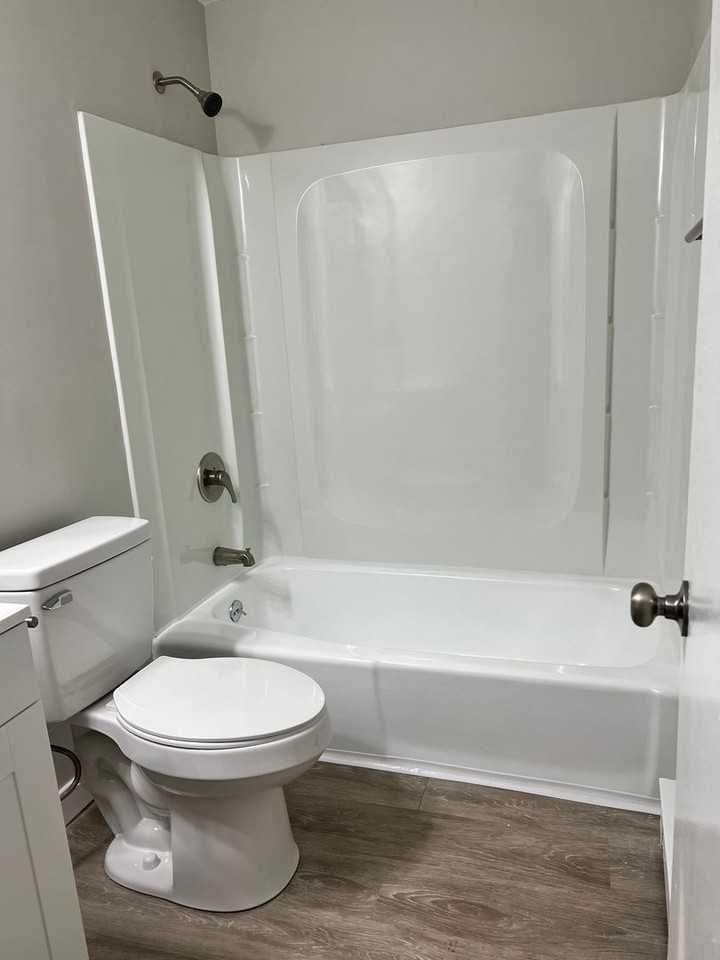 Water's Edge Apartments - Photo 5 of 11