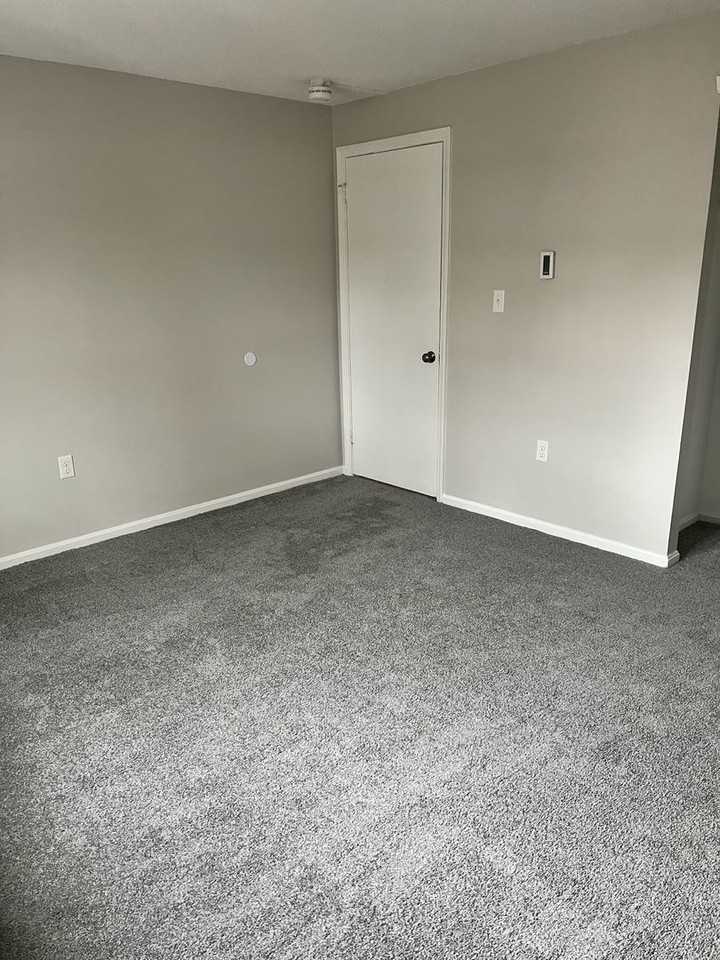 Water's Edge Apartments - Photo 6 of 11