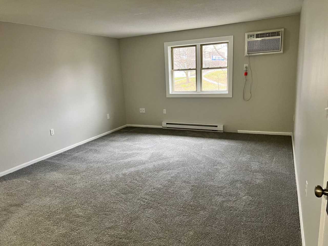 Water's Edge Apartments - Photo 7 of 11