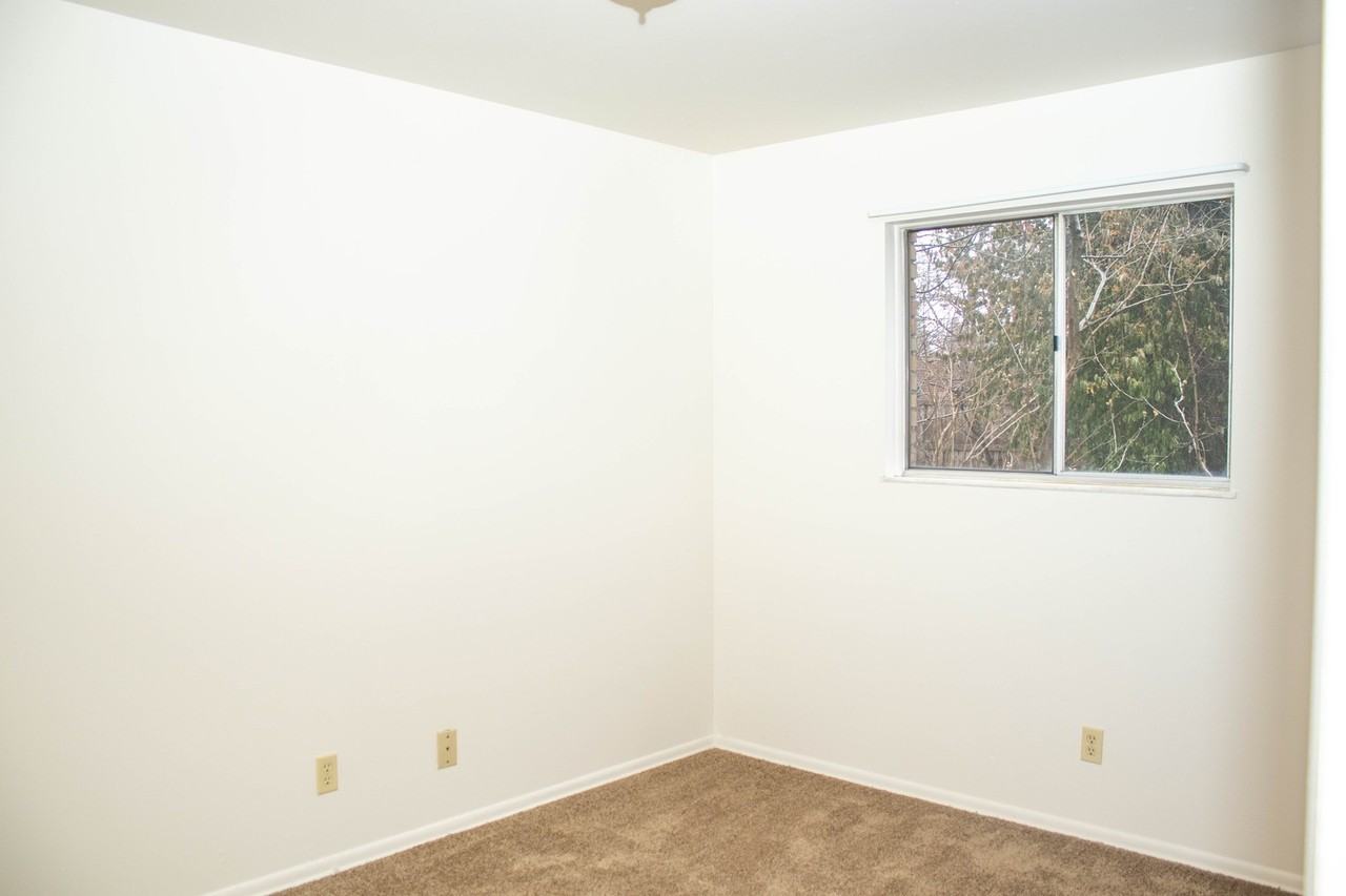 47 Auburn Avenue — Franklin Park / Olde Towne East Apartments, Columbus, OH - Photo 6 of 14