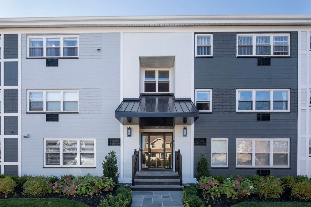 Hickory Manor: In - Photo 3 of 29