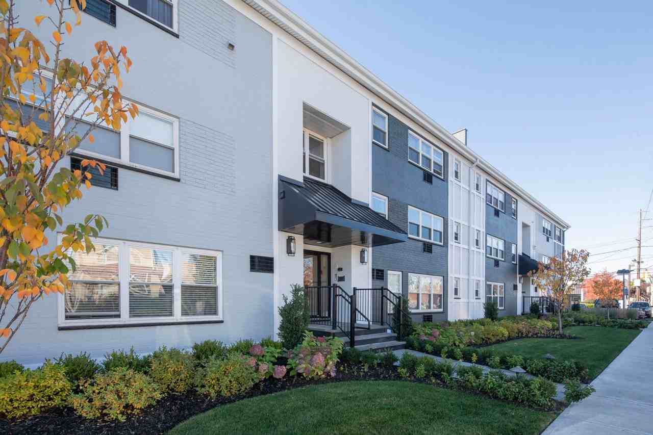 Hickory Manor: In - Photo 4 of 29