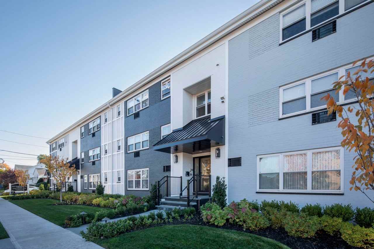 Hickory Manor: In - Photo 5 of 29