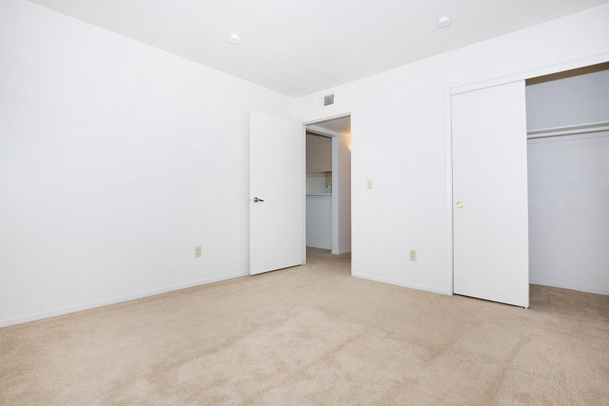 HYDE PARK - Photo 6 of 11