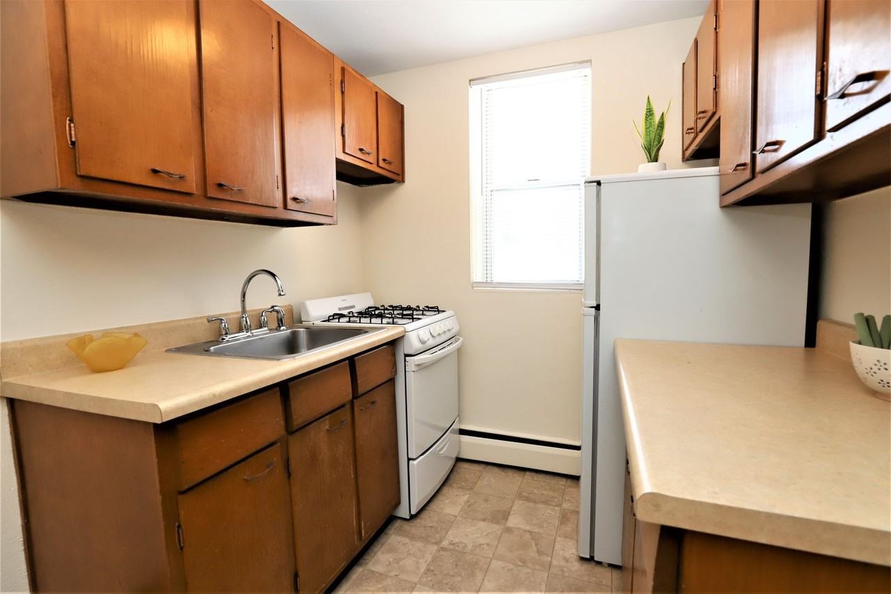Chowen Plaza Apartments - Photo 6 of 39