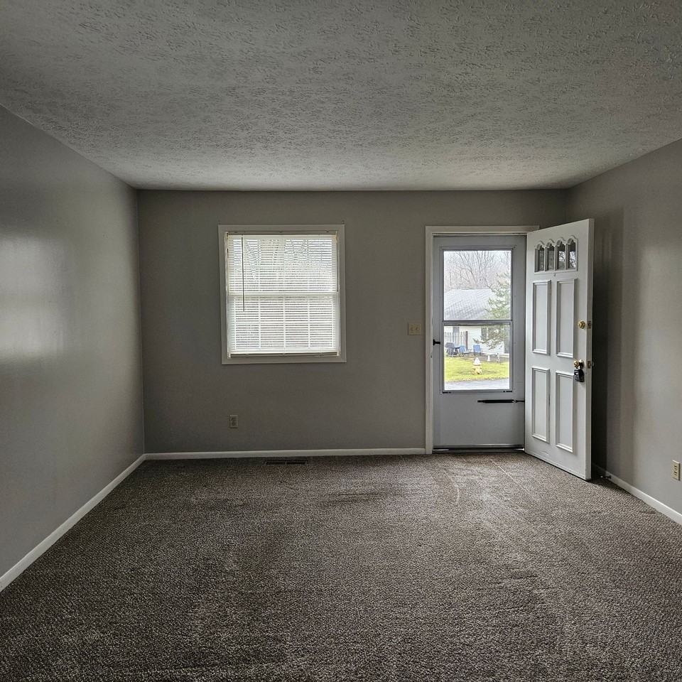1242 Colonial Dr - Photo 5 of 34