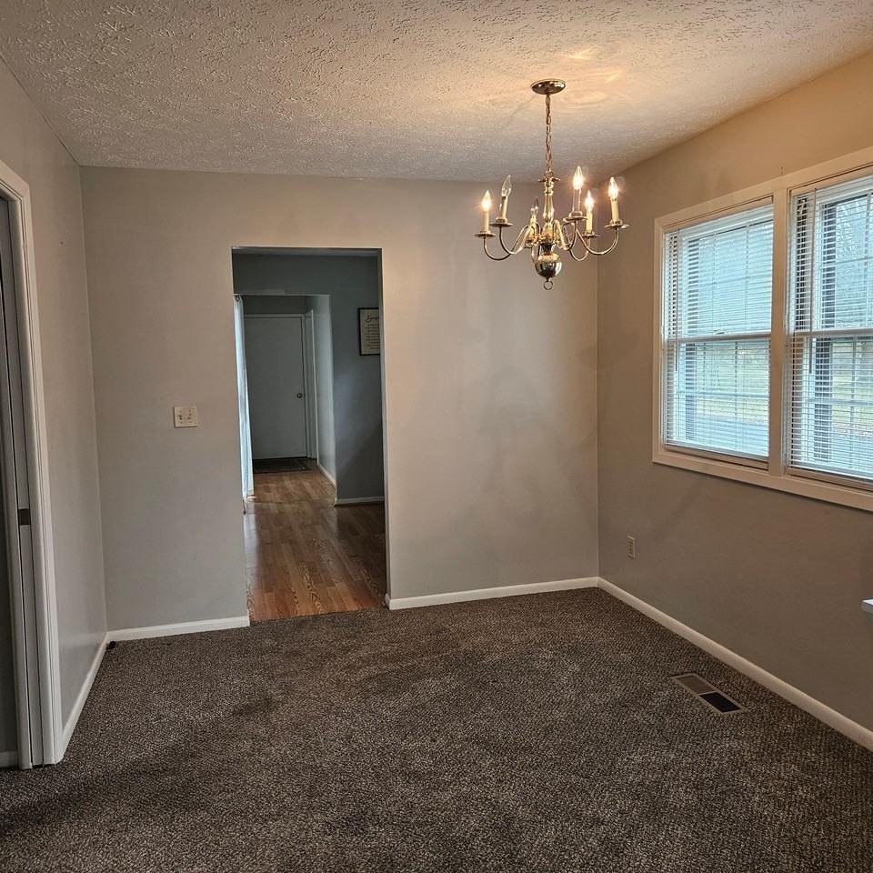 1242 Colonial Dr - Photo 7 of 34