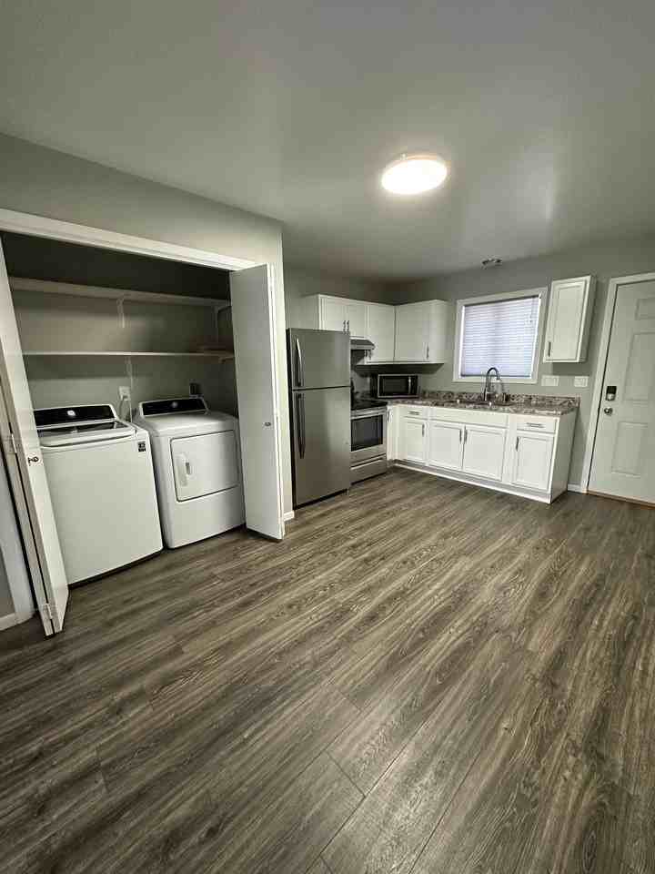 2 Bdm 1B Beautifully Updated - Photo 3 of 10