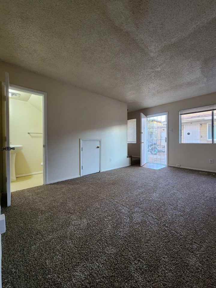 Spacious 2 Bedroom Apartment on Bus Line - Photo 4 of 14