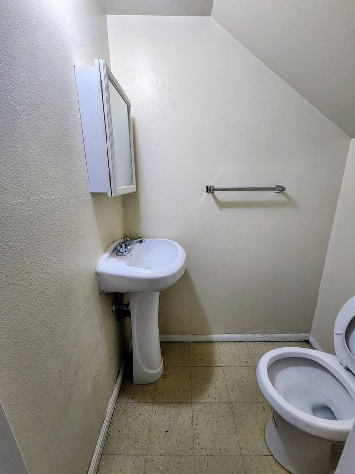 Spacious 2 Bedroom Apartment on Bus Line - Photo 5 of 14