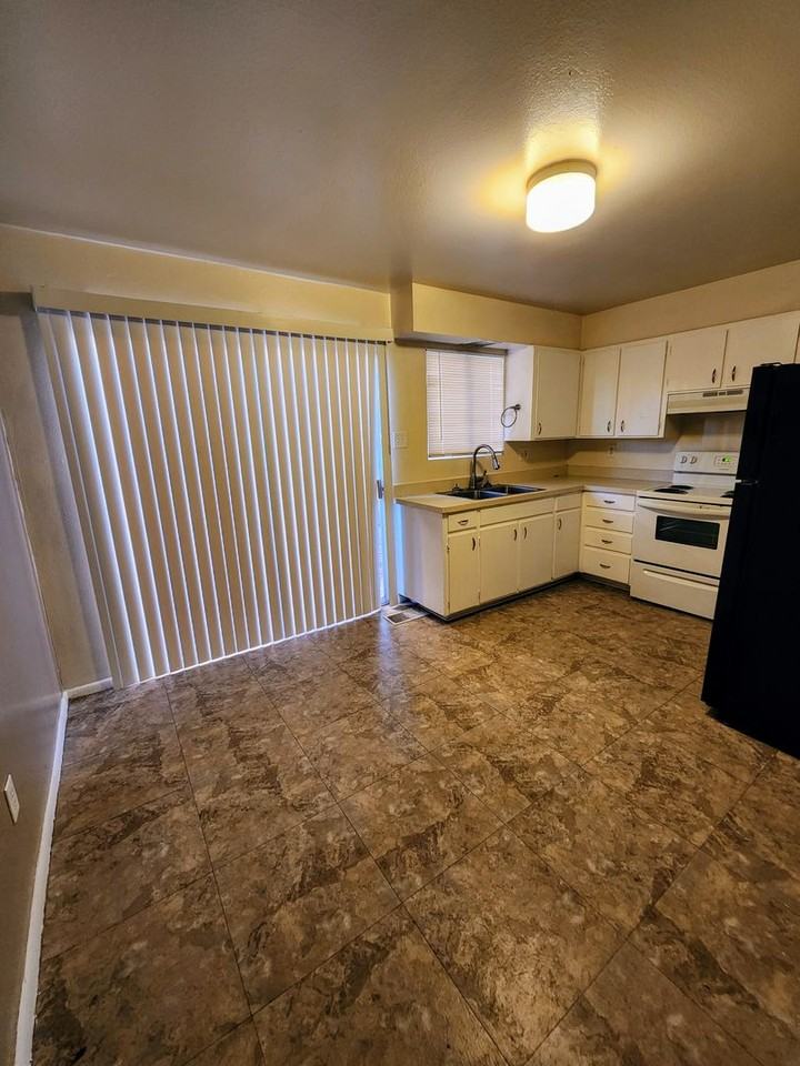 Spacious 2 Bedroom Apartment on Bus Line - Photo 6 of 14