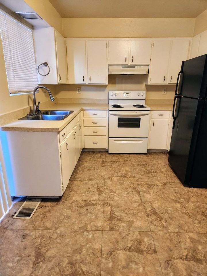 Spacious 2 Bedroom Apartment on Bus Line - Photo 7 of 14