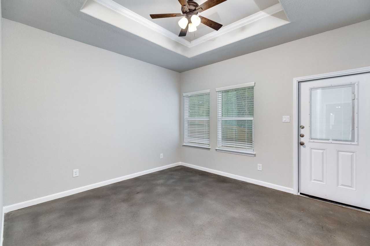 926 Country Club Dr - Photo 3 of 36