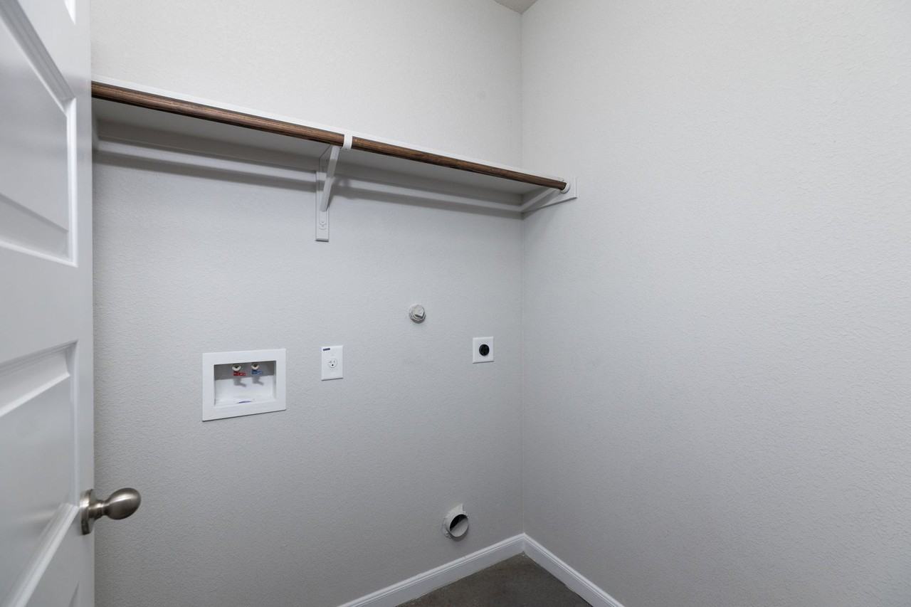 926 Country Club Dr - Photo 4 of 36