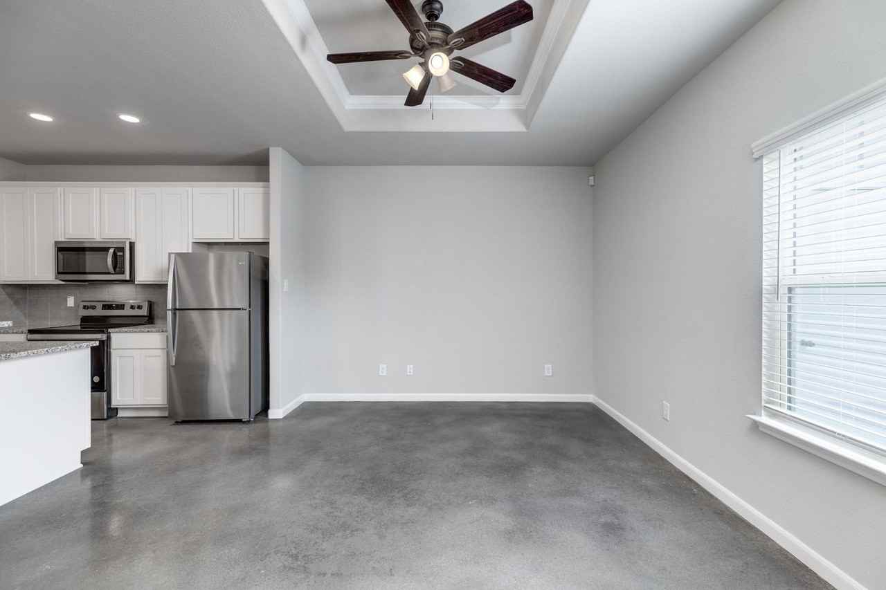926 Country Club Dr - Photo 6 of 36