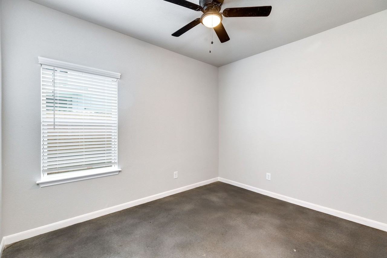926 Country Club Dr - Photo 7 of 36