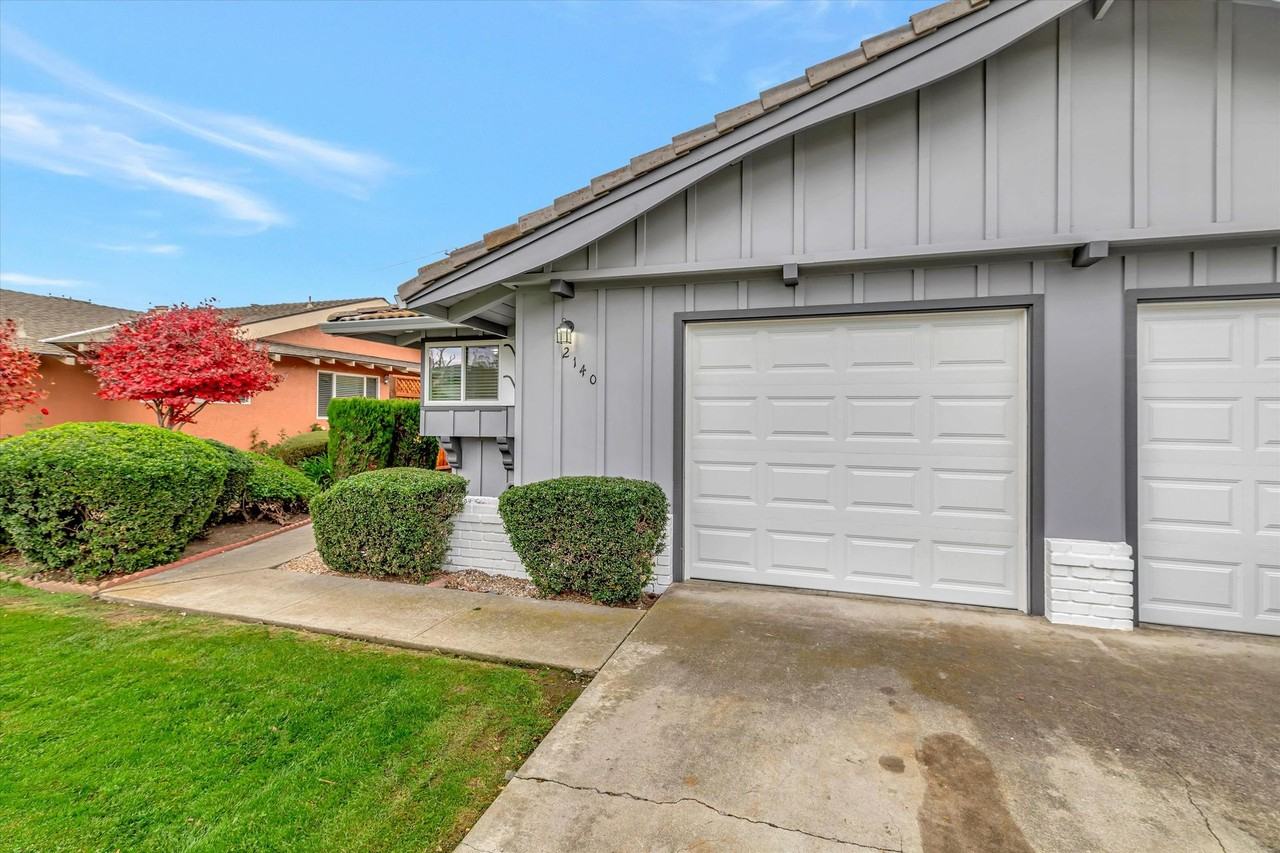 2142 Town And Country Ln - Photo 2 of 50