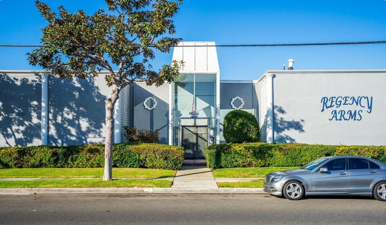 15209 Prairie Ave - Photo 3 of 8