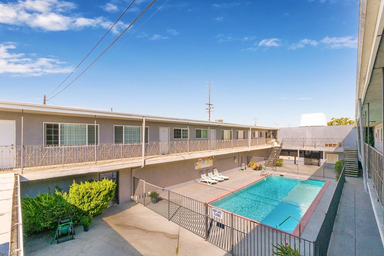 15209 Prairie Ave - Photo 4 of 8