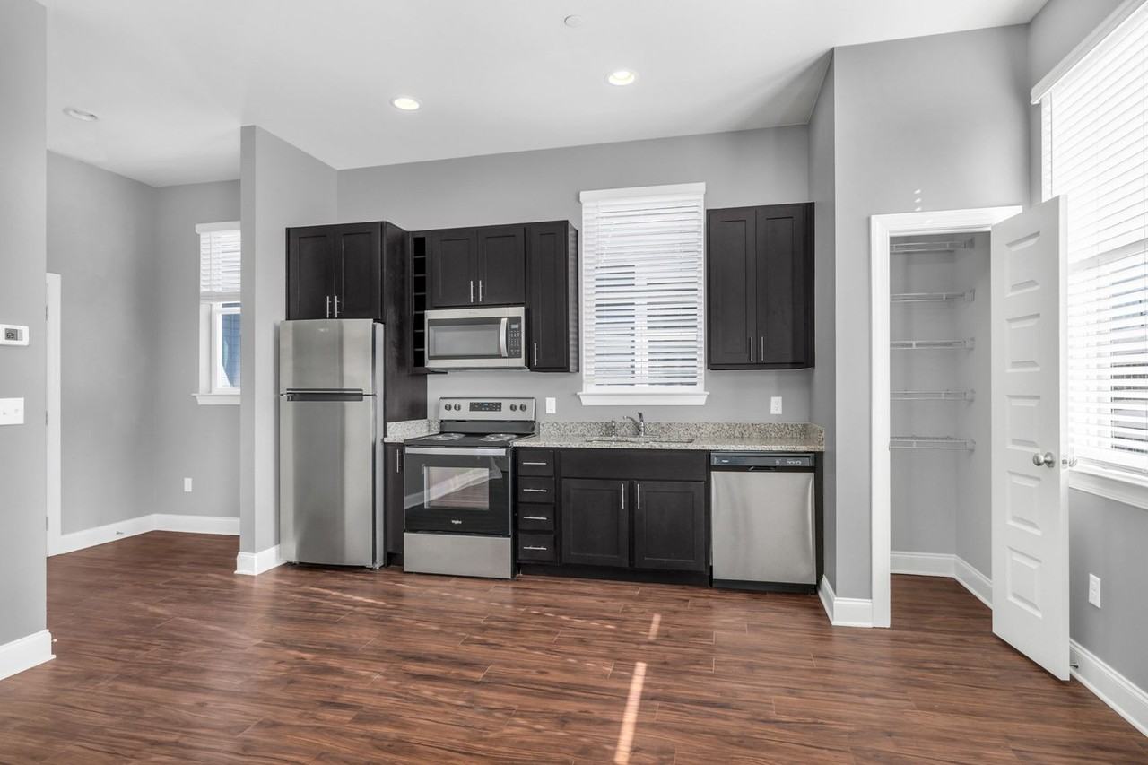 Bailey Row - 2107 - Photo 4 of 8