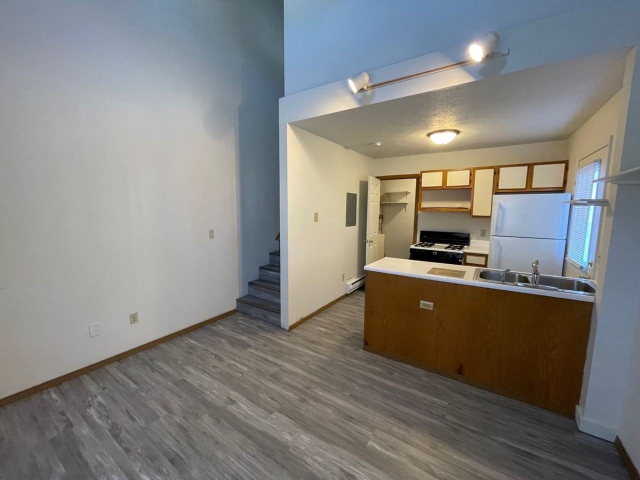 708 N Golfcrest - Photo 2 of 6