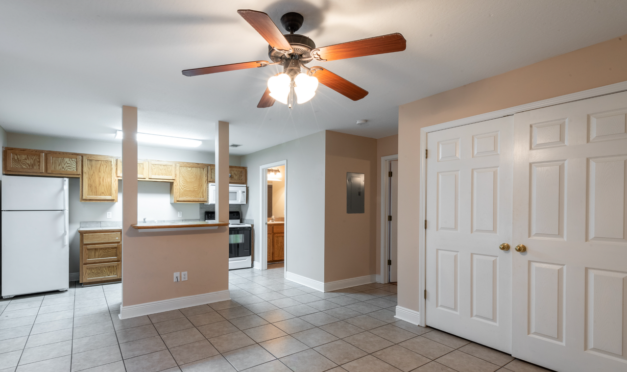 1 Square Apartment Homes - Photo 7 of 15