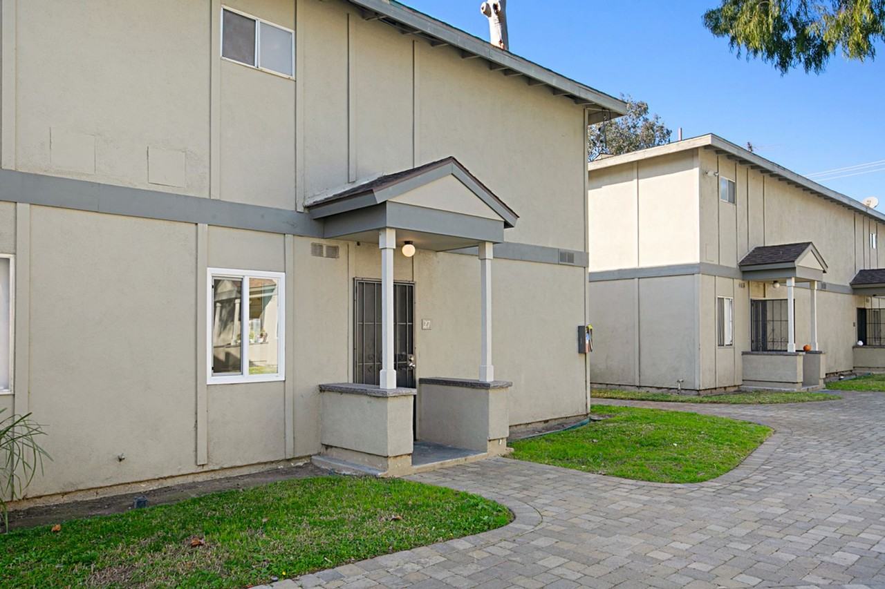 Courtyard Townhome Apartments - Photo 3 of 26