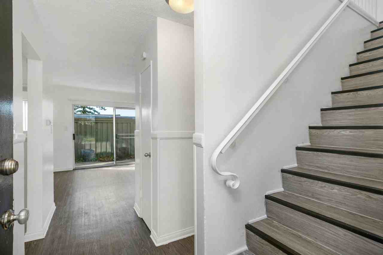 Courtyard Townhome Apartments - Photo 5 of 26