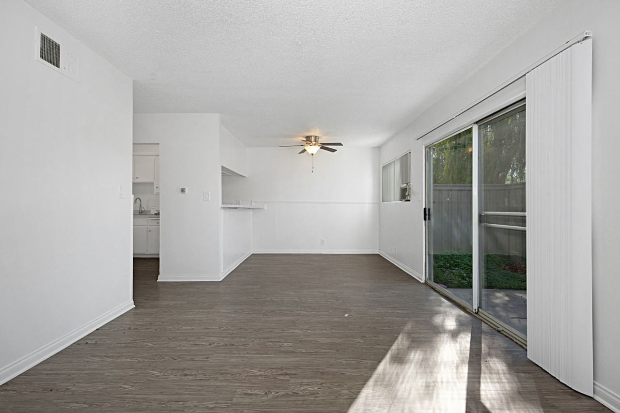 Courtyard Townhome Apartments - Photo 7 of 26