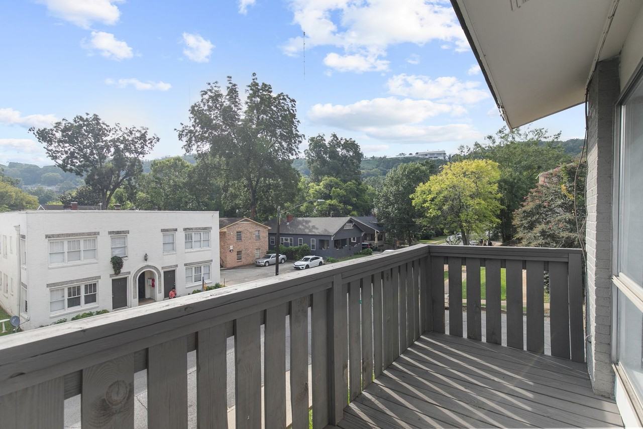 Carlton - Photo 4 of 17