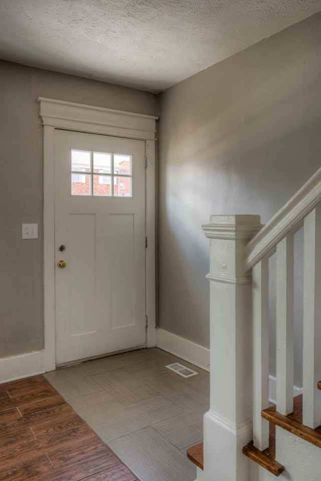 Nicely remodeled Townhomes near Blackstone/Midtown - Photo 4 of 25
