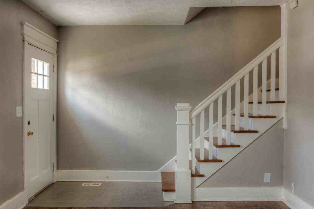 Nicely remodeled Townhomes near Blackstone/Midtown - Photo 5 of 25