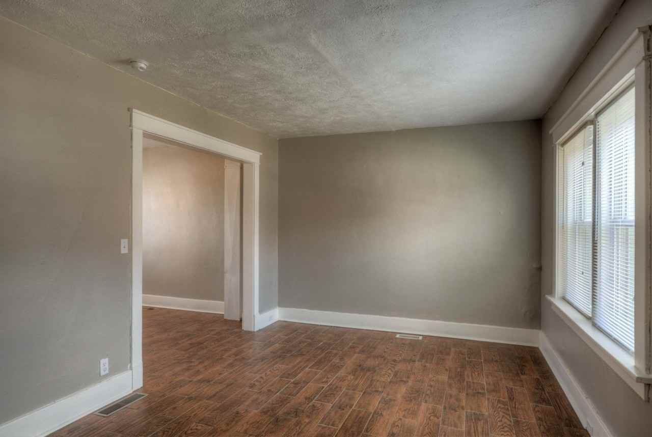 Nicely remodeled Townhomes near Blackstone/Midtown - Photo 6 of 25