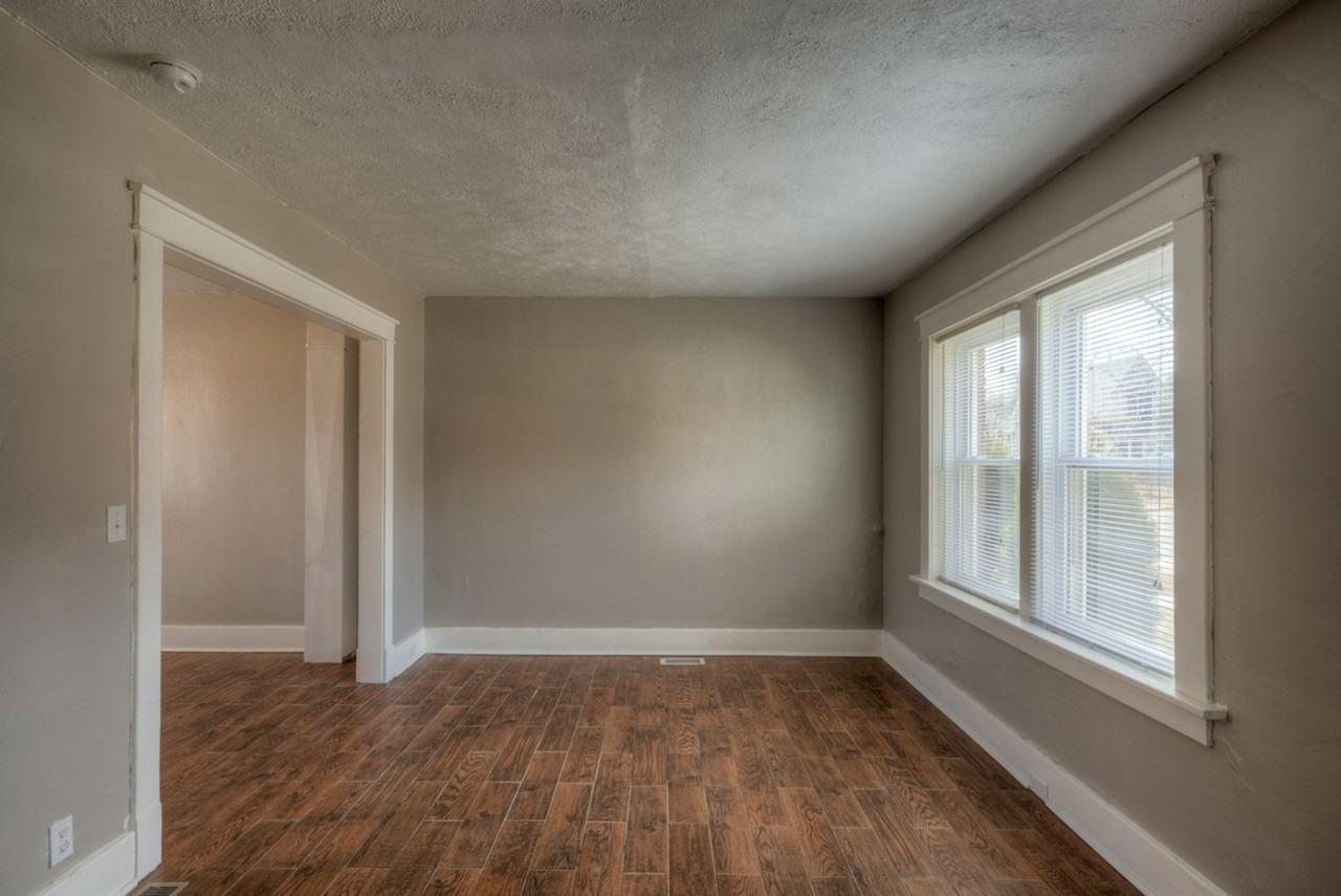 Nicely remodeled Townhomes near Blackstone/Midtown - Photo 7 of 25