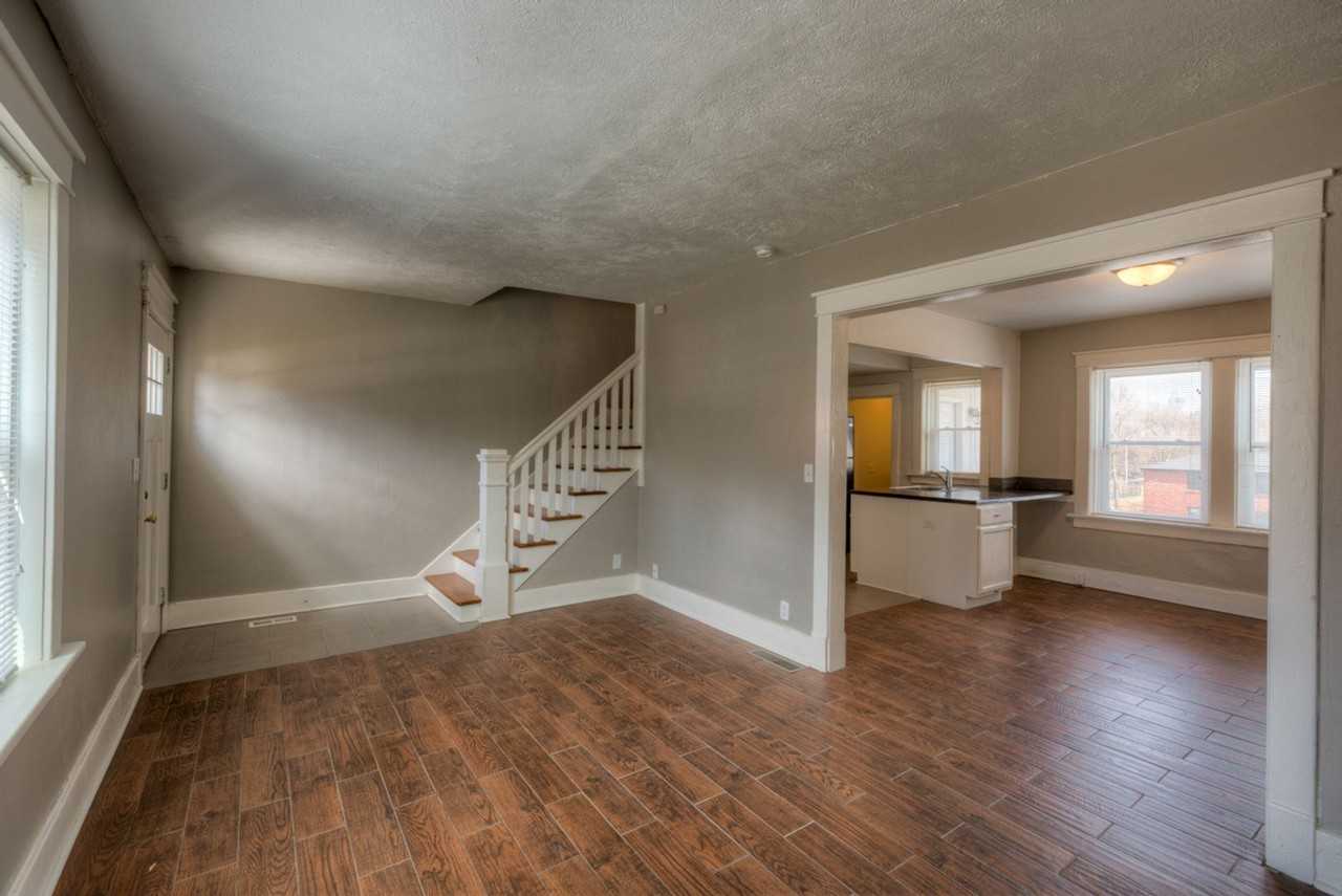 Nicely remodeled Townhomes near Blackstone/Midtown - Photo 5 of 17