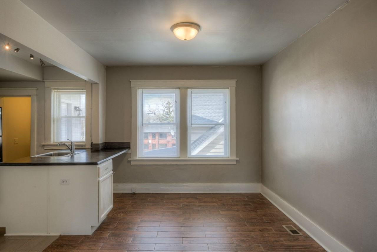 Nicely remodeled Townhomes near Blackstone/Midtown - Photo 4 of 17