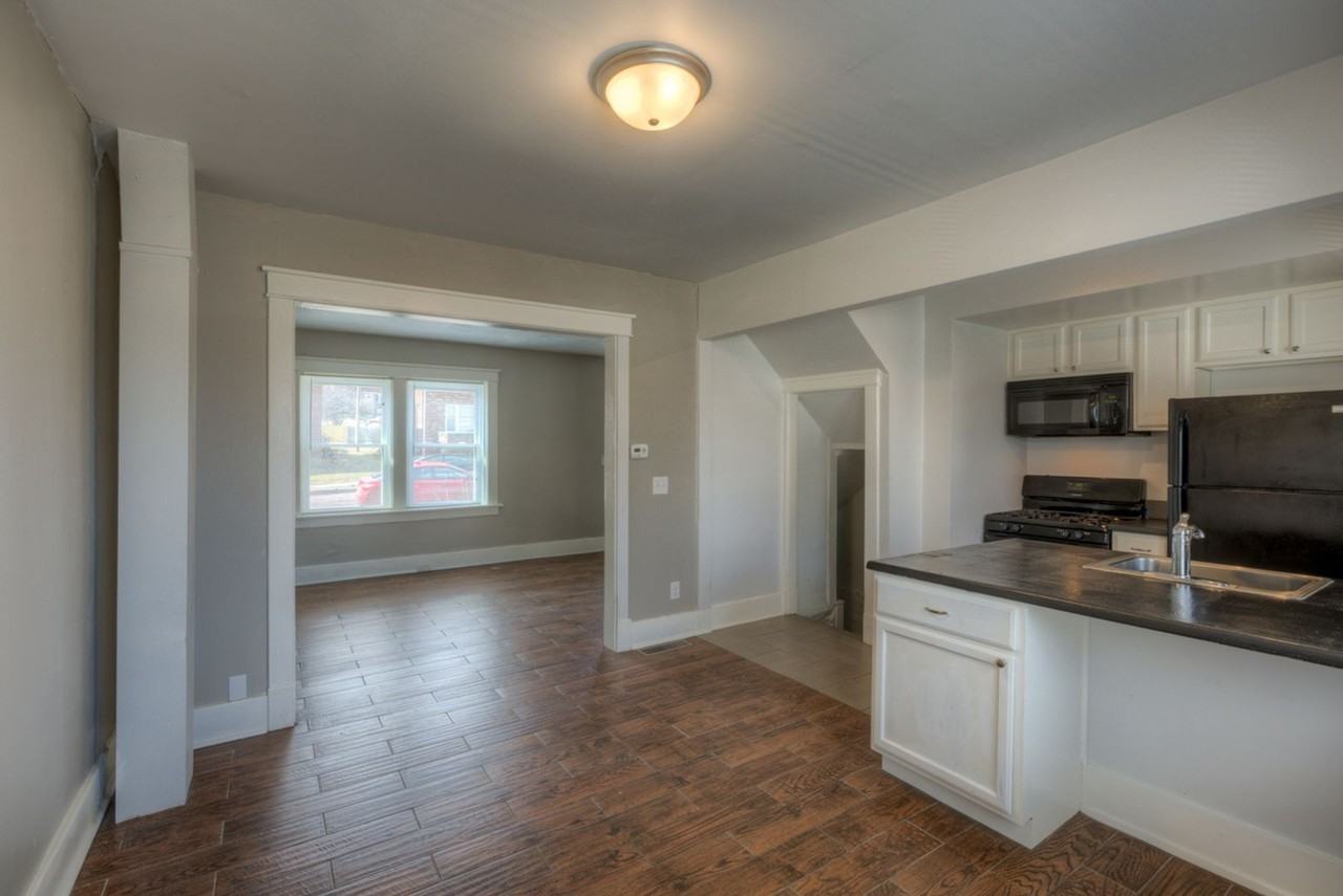 Nicely remodeled Townhomes near Blackstone/Midtown - Photo 2 of 17