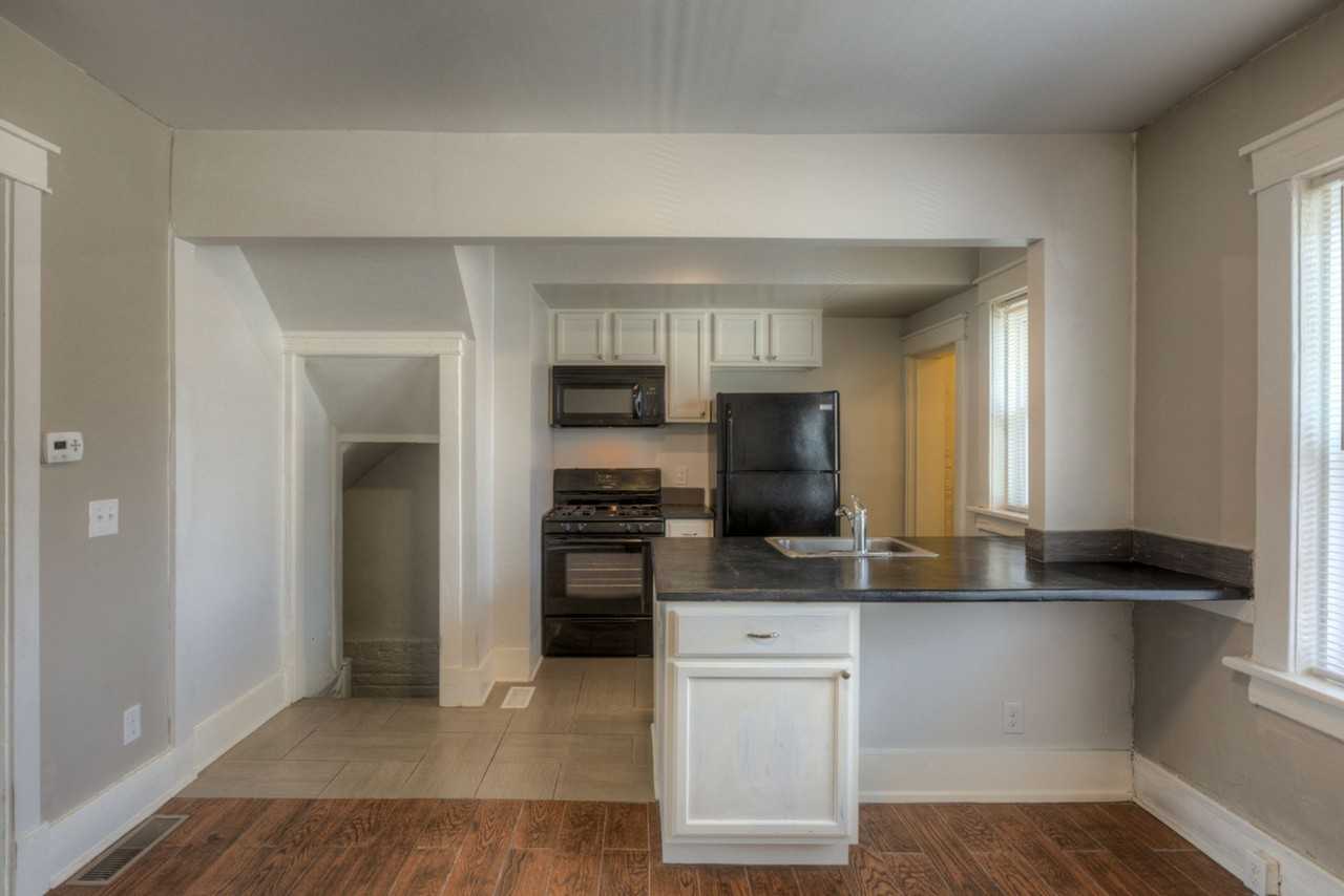 Nicely remodeled Townhomes near Blackstone/Midtown - Photo 3 of 17