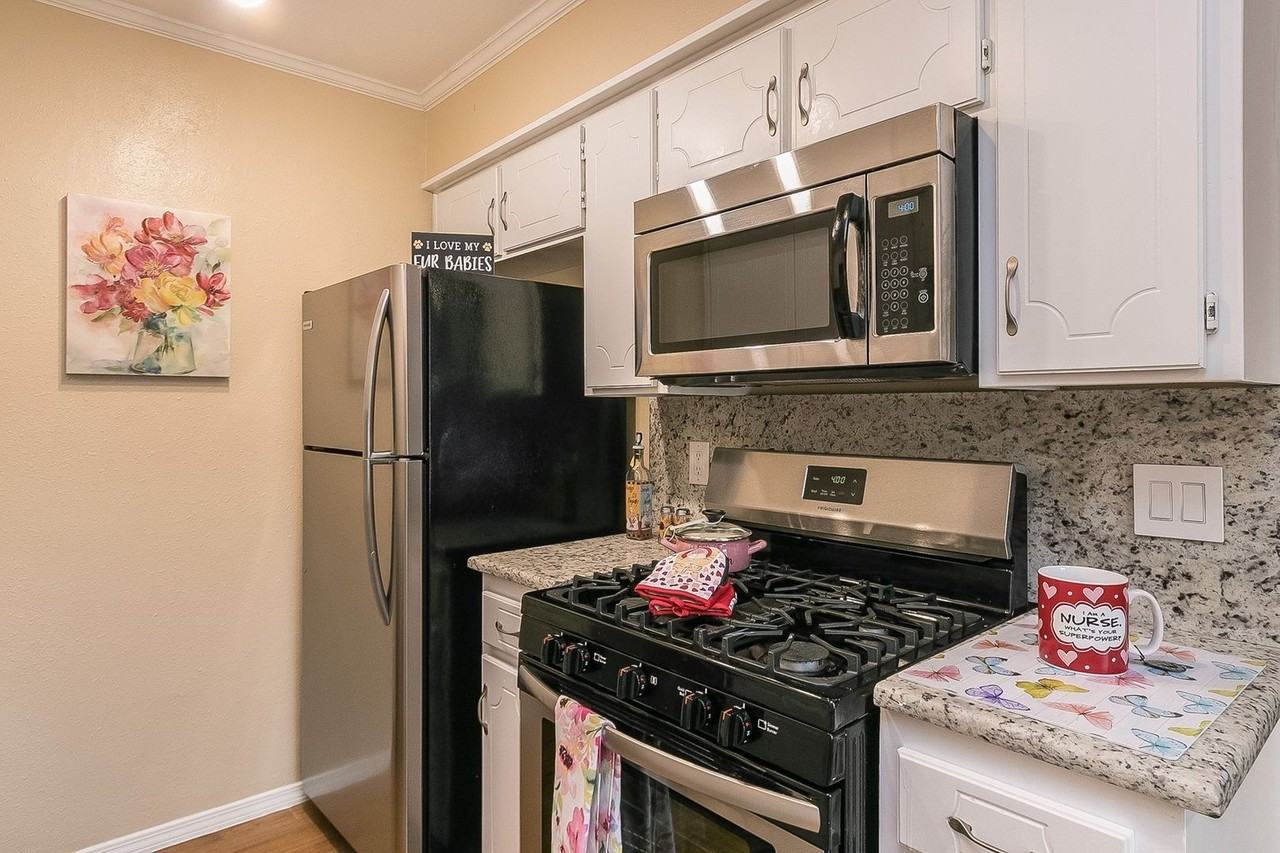 3003 S.W. 27th Ave - Photo 5 of 13