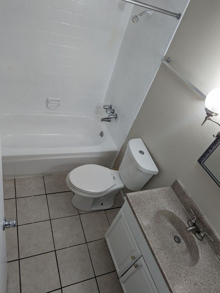 Villa Del Rey Apartment Homes - Photo 4 of 15