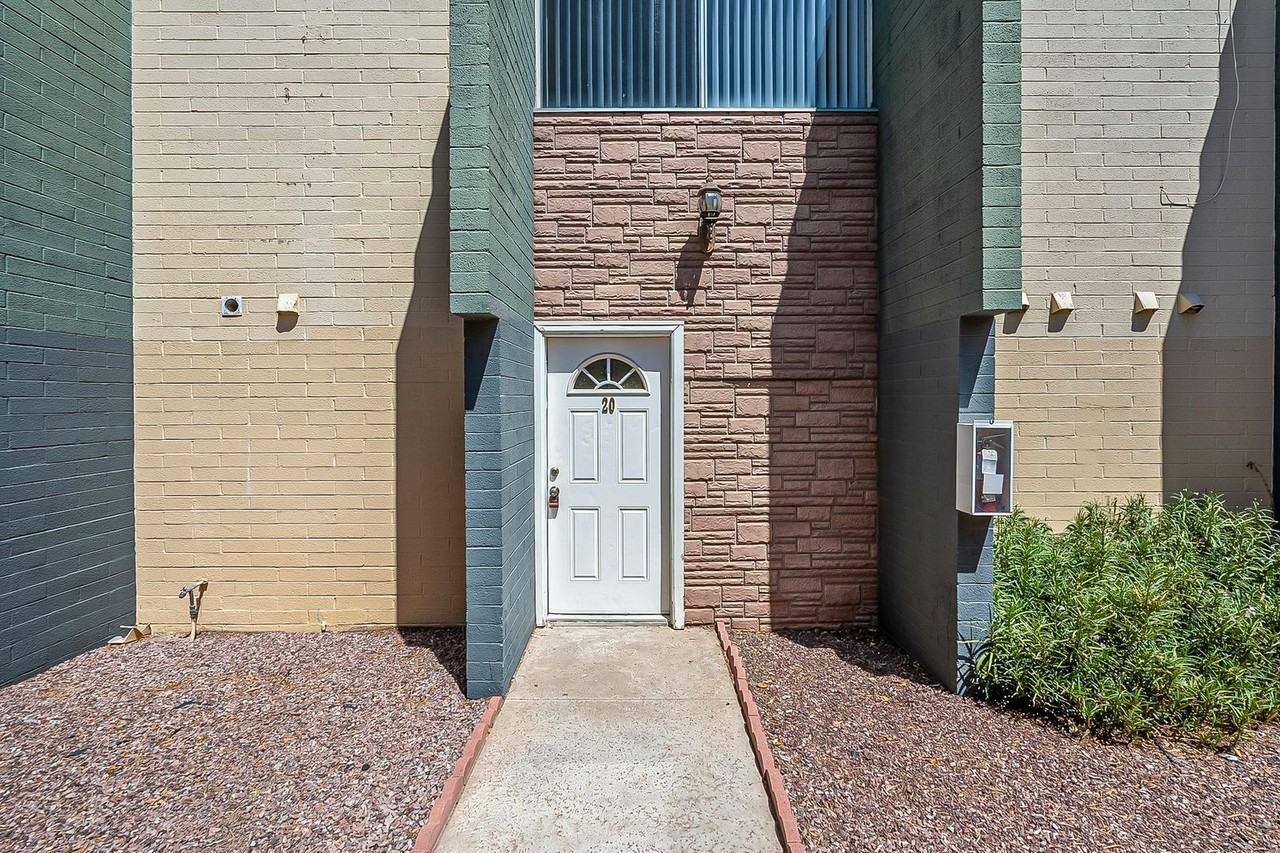 2 bedroom 1.5 bathroom in the heart of Phoenix - Photo 2 of 35