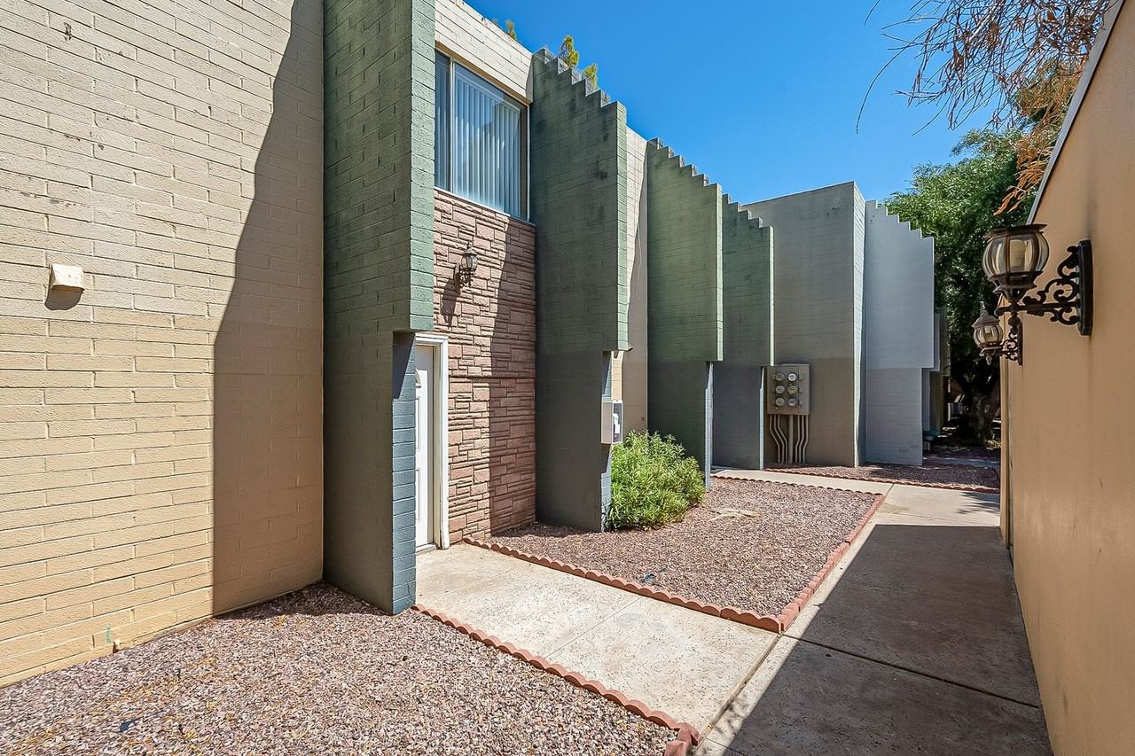 2 bedroom 1.5 bathroom in the heart of Phoenix - Photo 3 of 35
