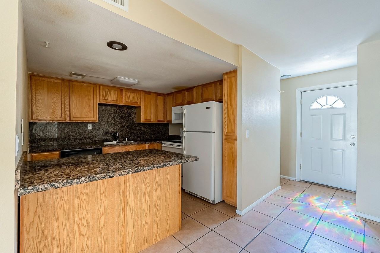 2 bedroom 1.5 bathroom in the heart of Phoenix - Photo 5 of 35