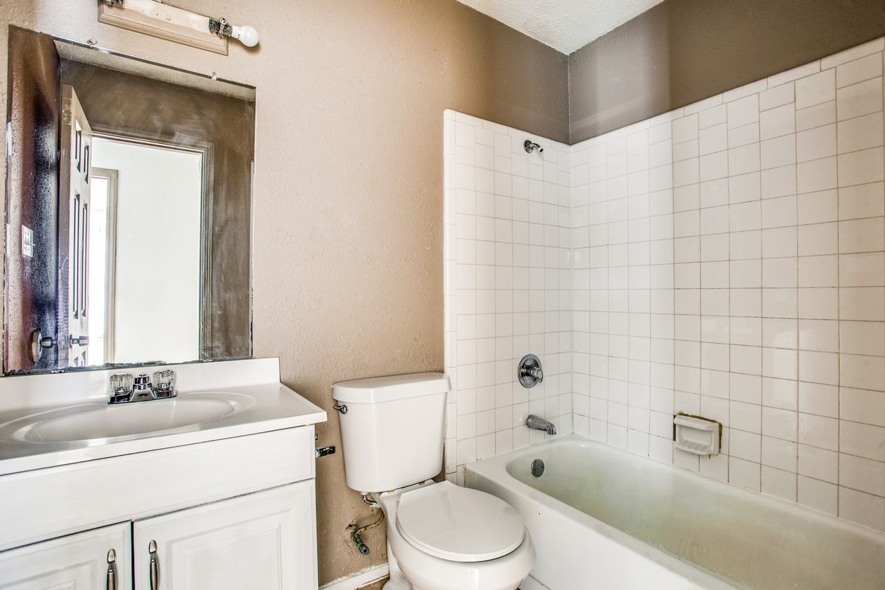 Check out this beautiful 3 bedroom at $1695!  Get approved within 24 hours online www.liveatcolonialplace.com - Photo 3 of 3