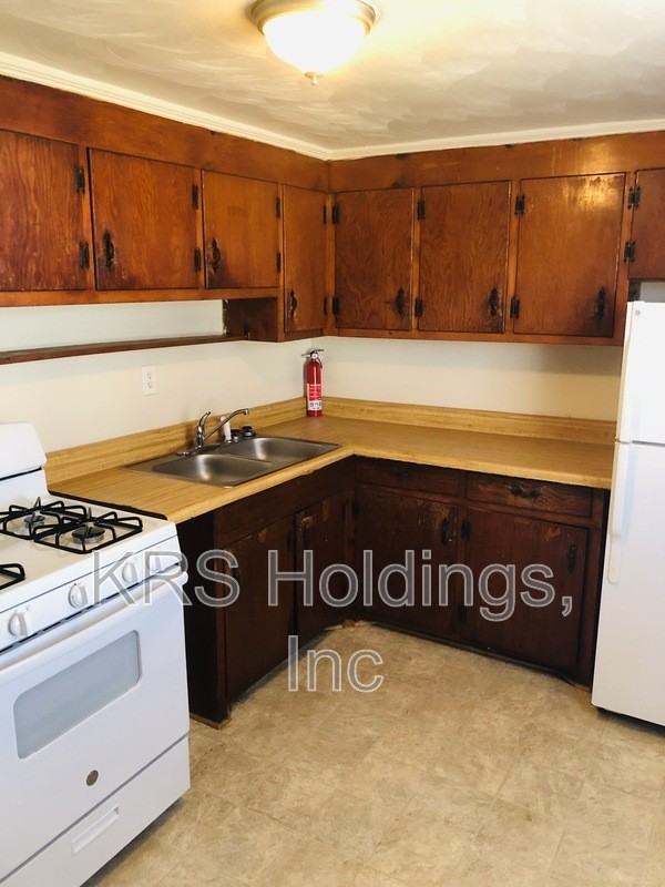 1831 Kingston Ave #C - Photo 3 of 6