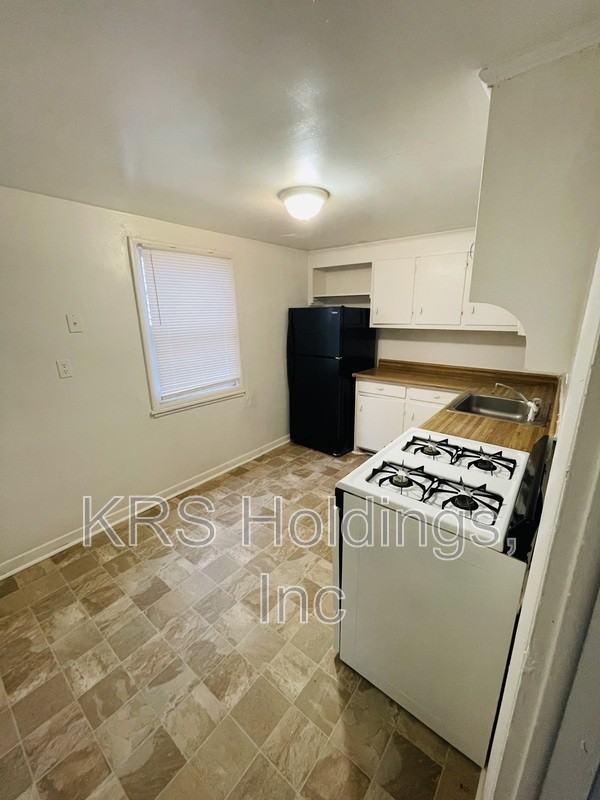 1831 Kingston Ave #C - Photo 5 of 6
