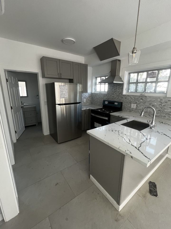 1513 West 28th Street - Photo 3 of 11