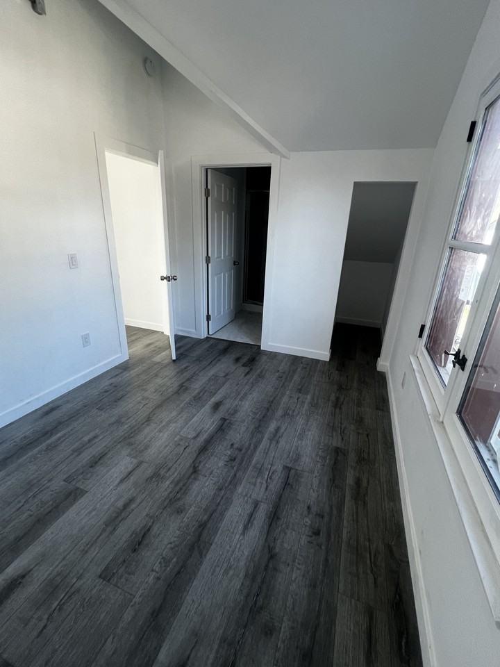 1513 West 28th Street - Photo 5 of 11