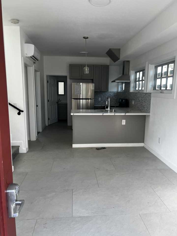 1513 West 28th Street - Photo 2 of 11