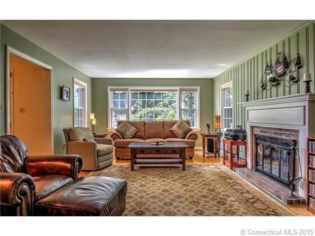 19 Cedarhurst Ln - Photo 3 of 40